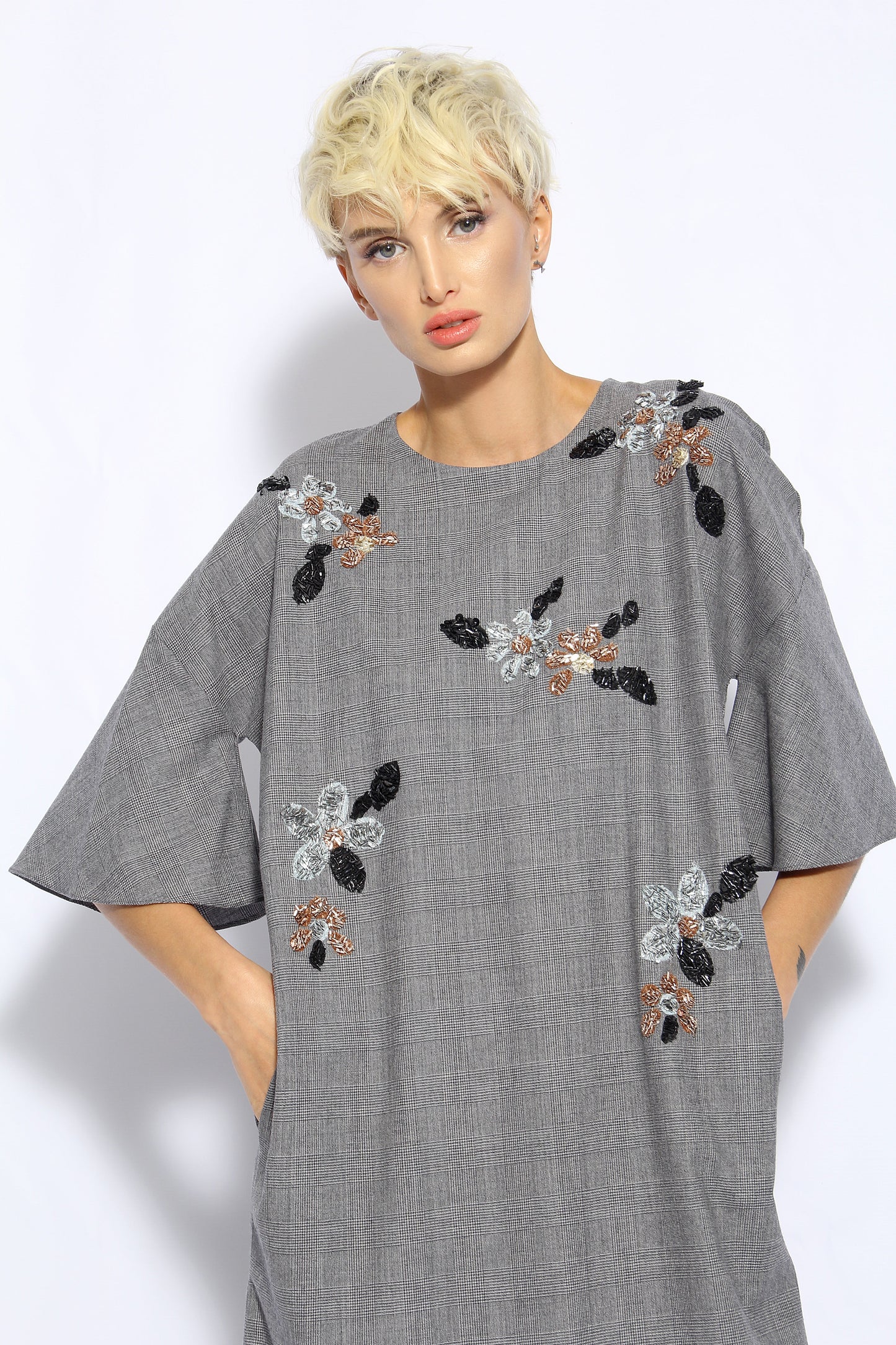 Kariertes Kleid mit Blumenmuster