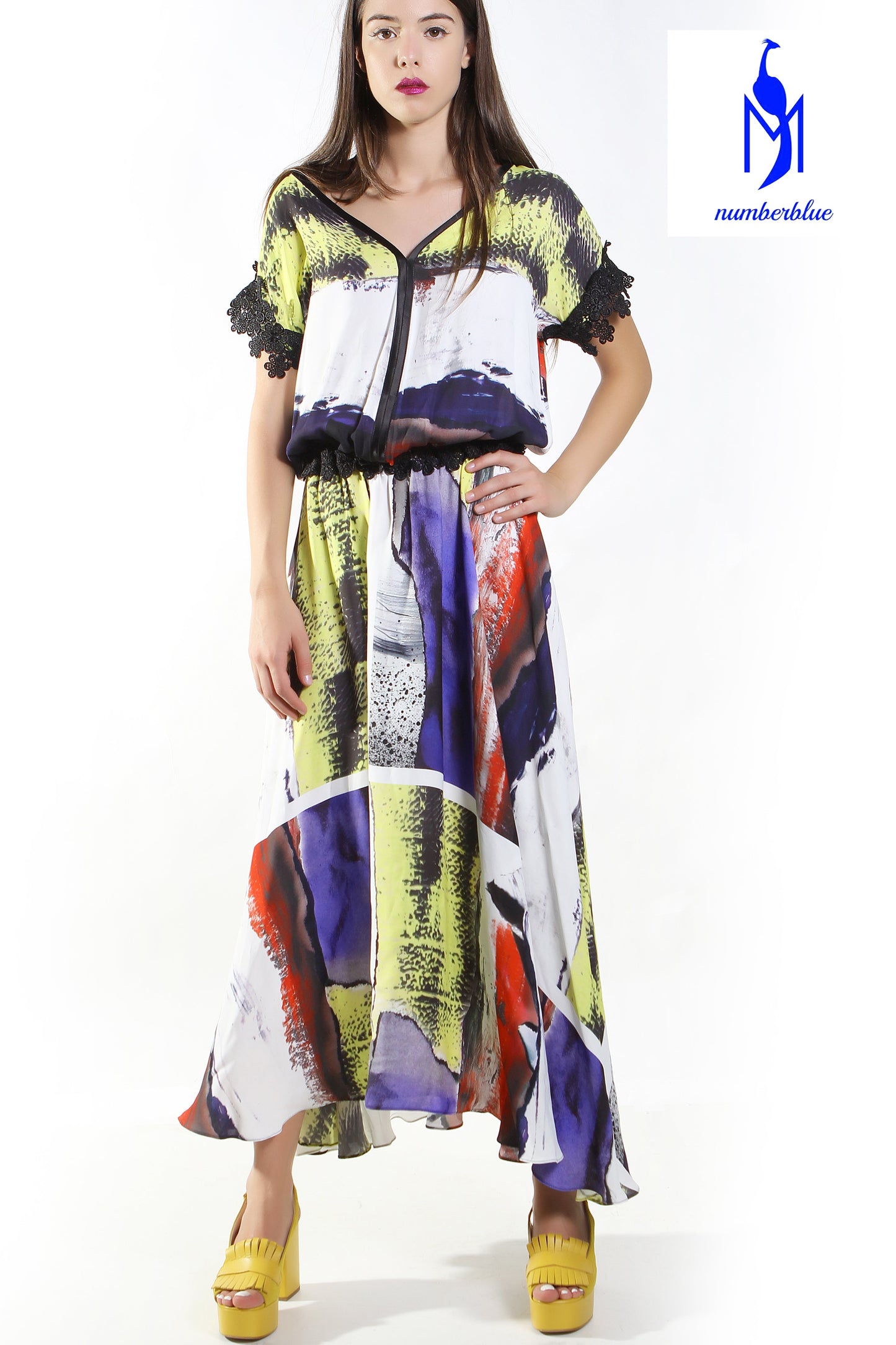 Gelbes, gemustertes Kleid mit Spitze