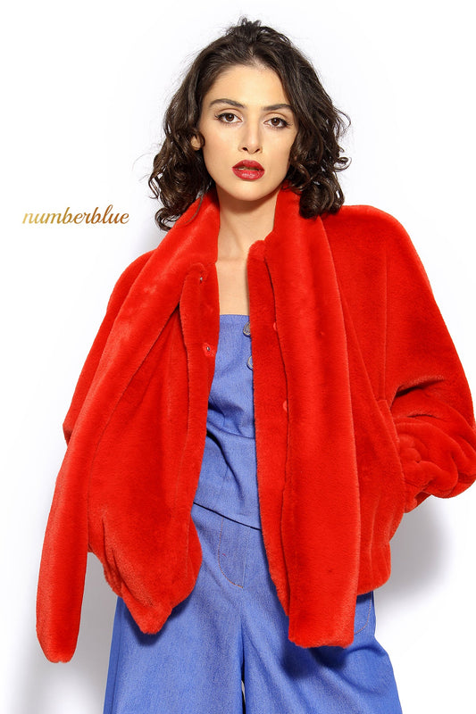 Rote Kunstpelzjacke