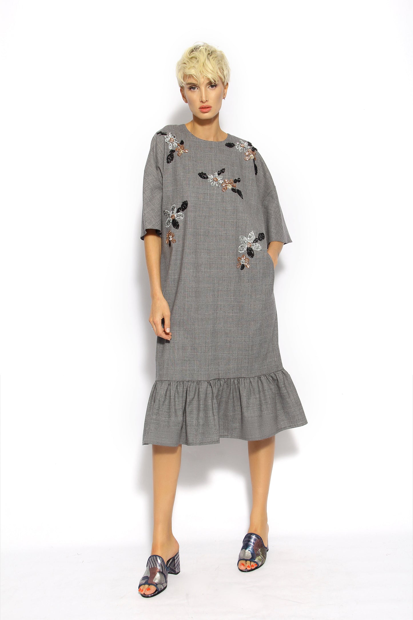 Kariertes Kleid mit Blumenmuster