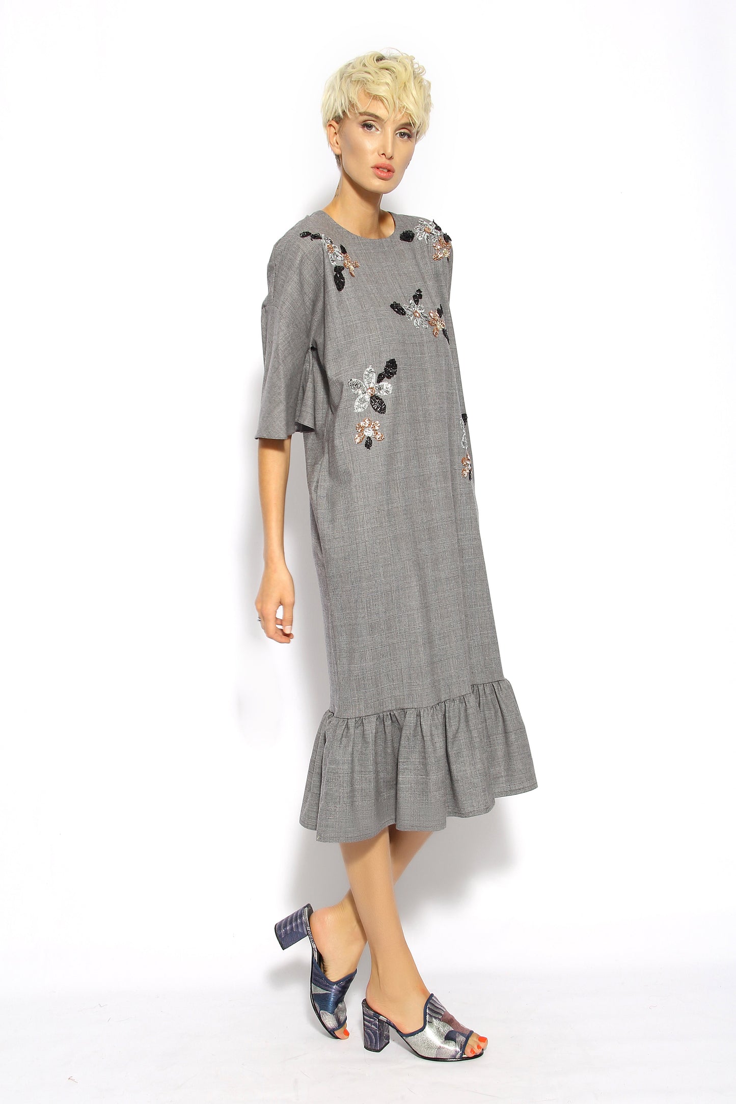 Kariertes Kleid mit Blumenmuster