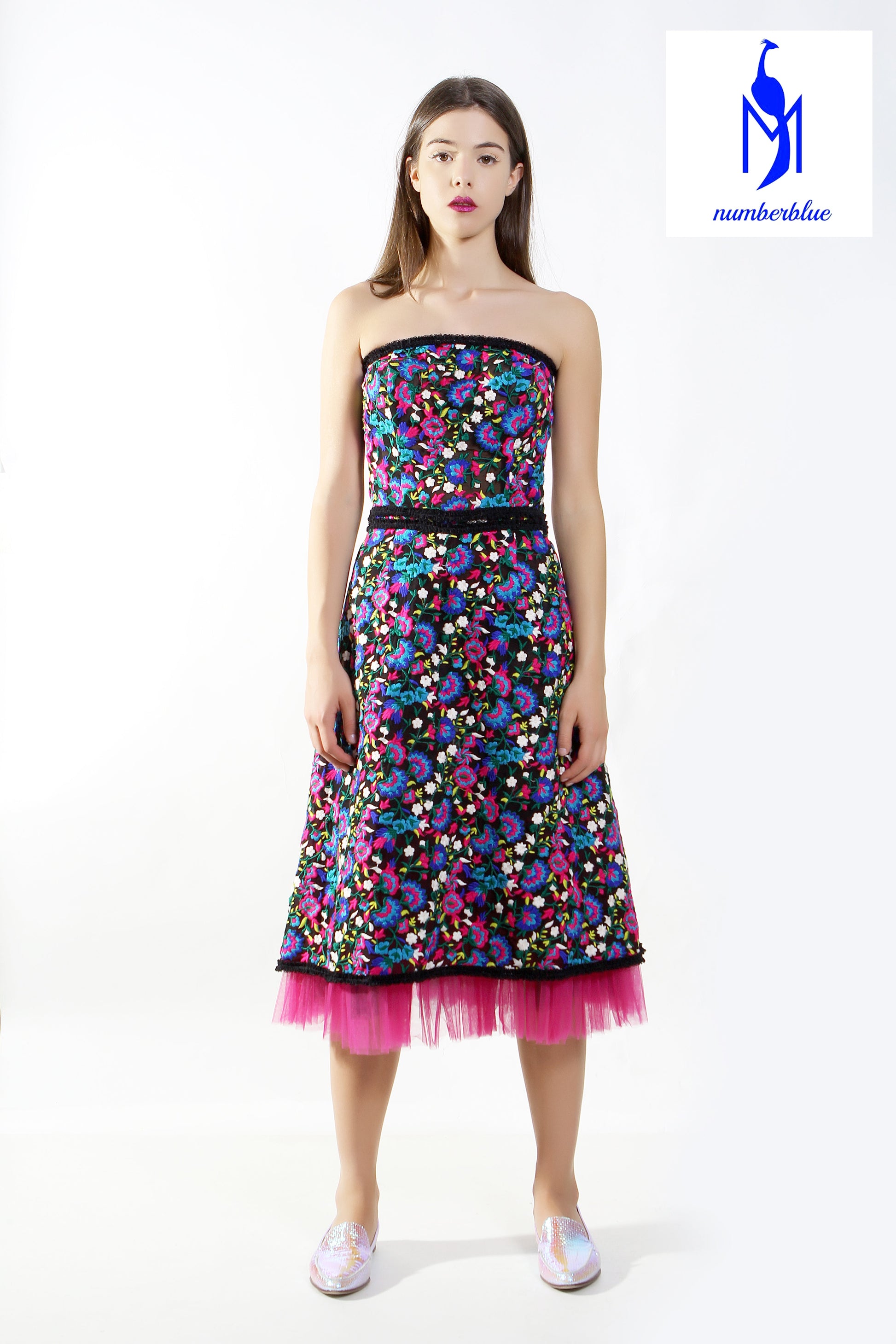 Kleid aus bestickter Seide