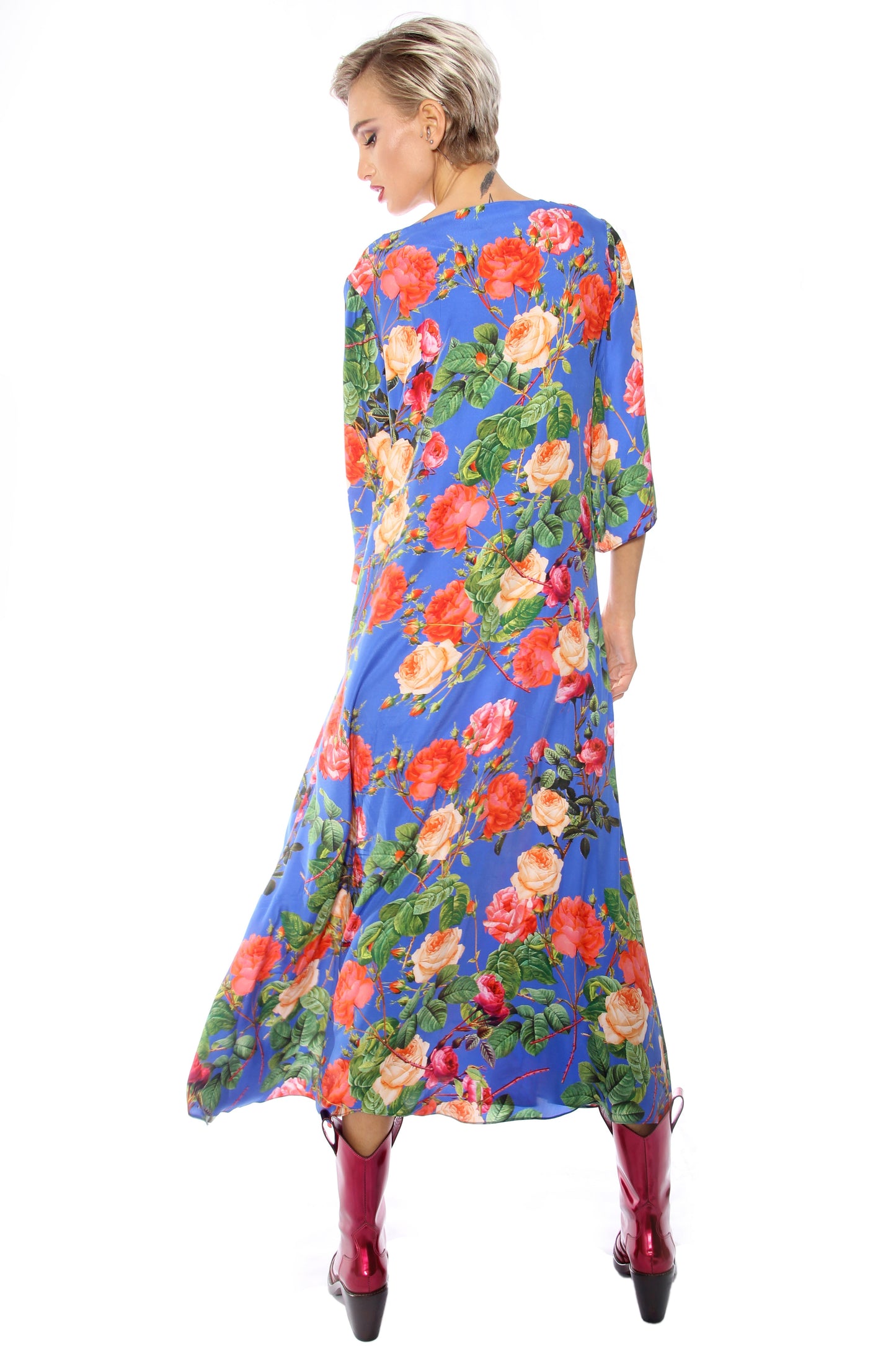 Blaues Kleid mit Blumen aus Seide