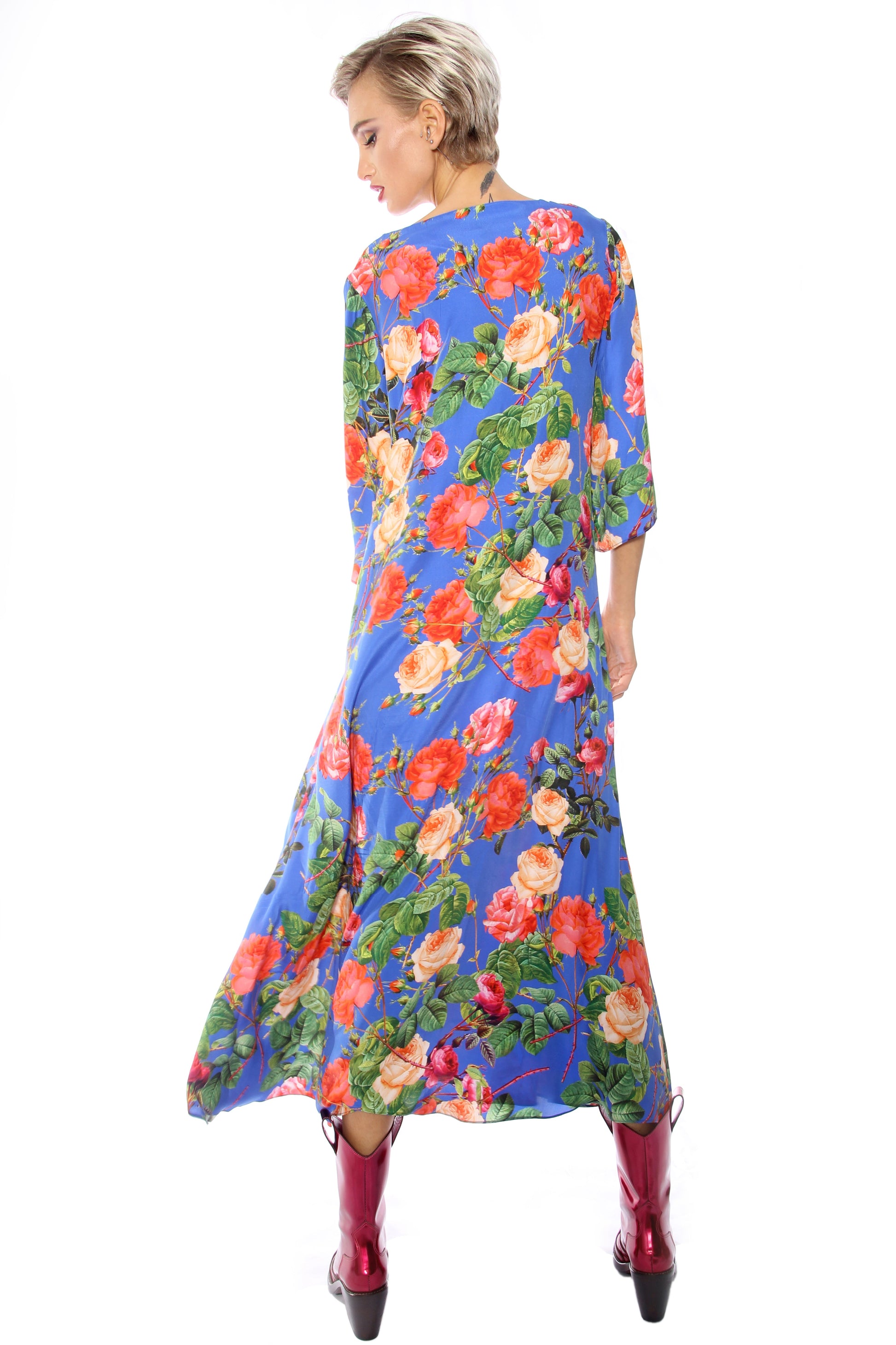 Blaues Kleid mit Blumen aus Seide