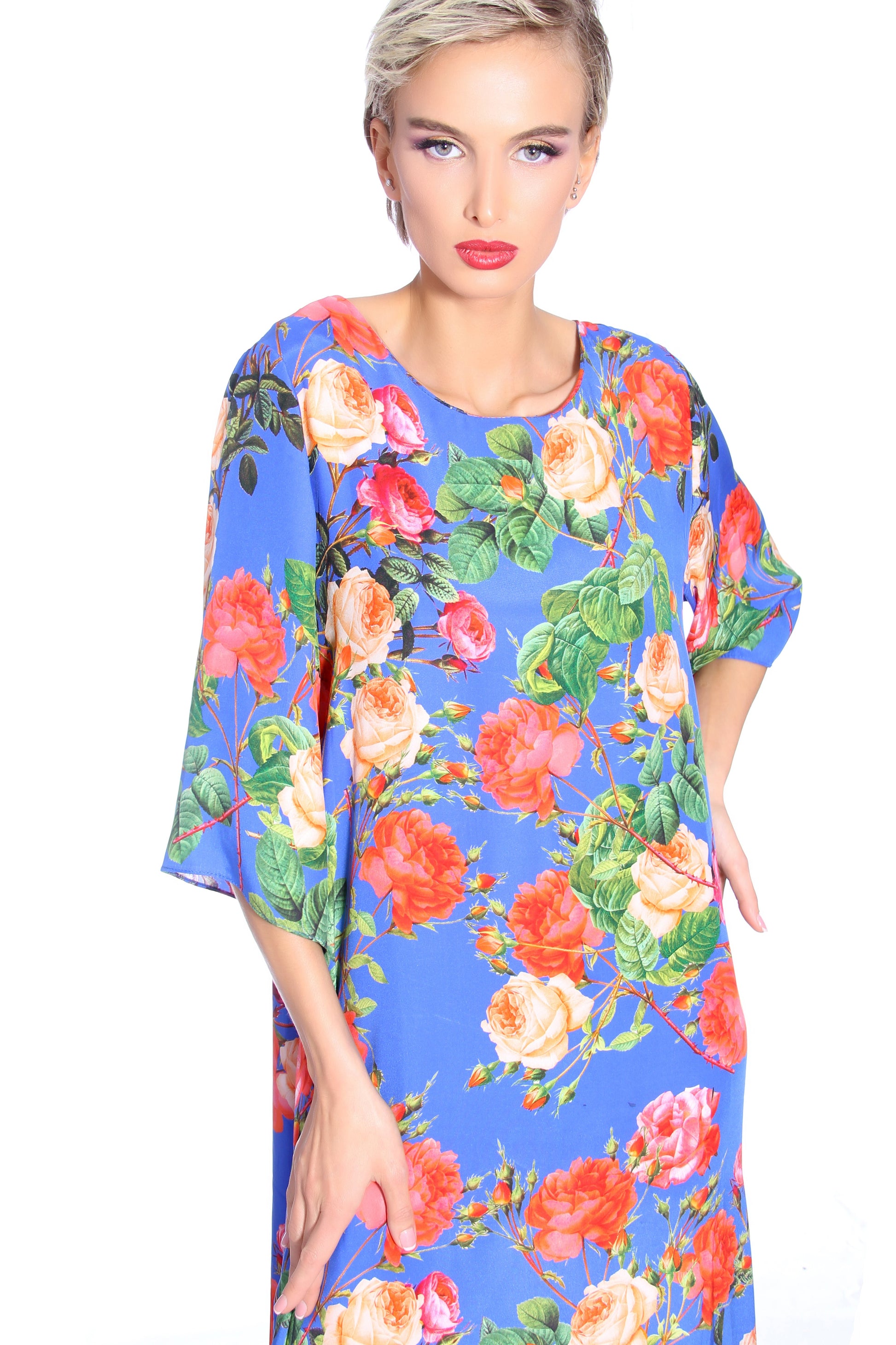 Blaues Kleid mit Blumen aus Seide