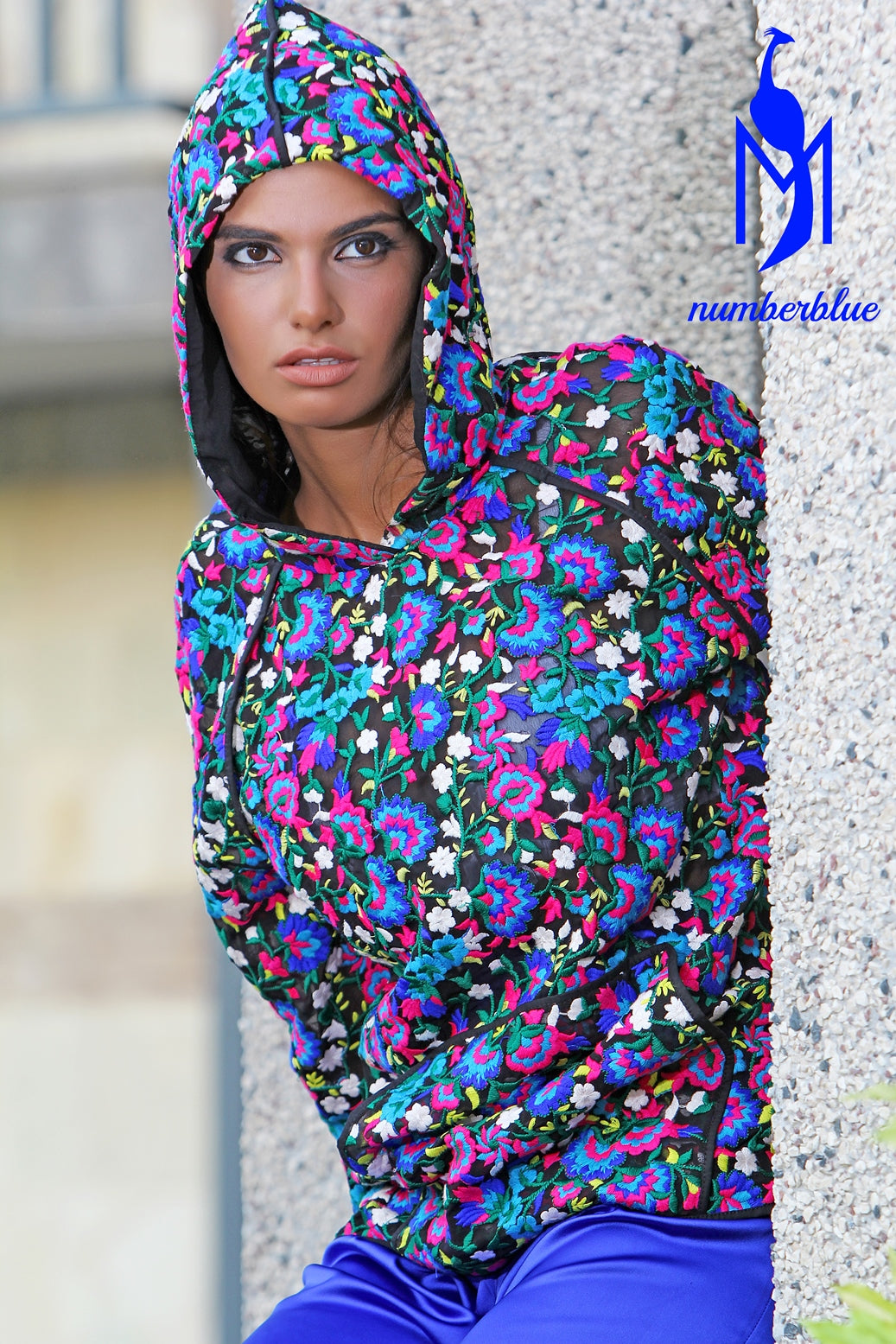 Kaputzenpullover aus bestickter Seide