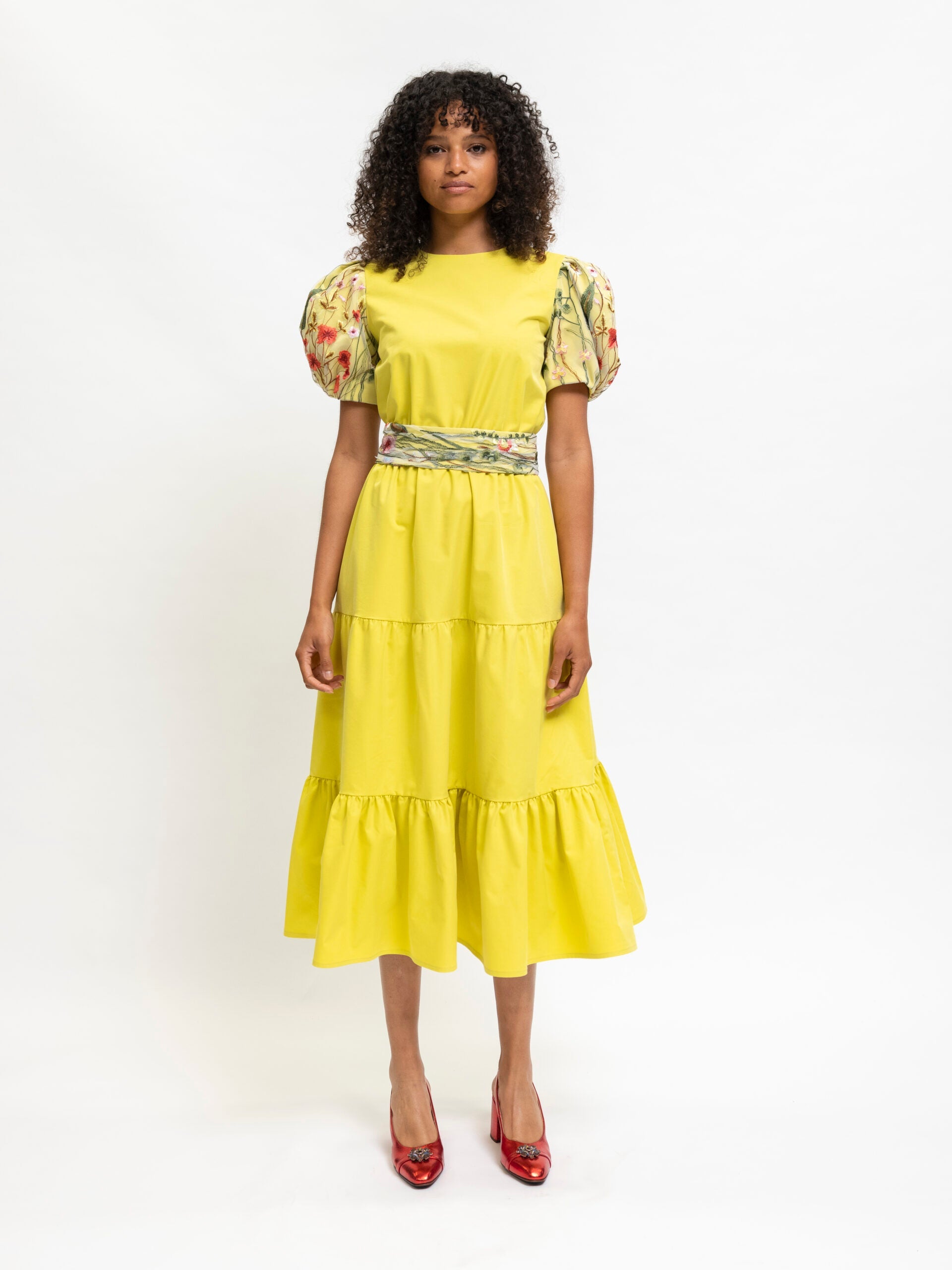 Gelbes Kleid mit Spitze
