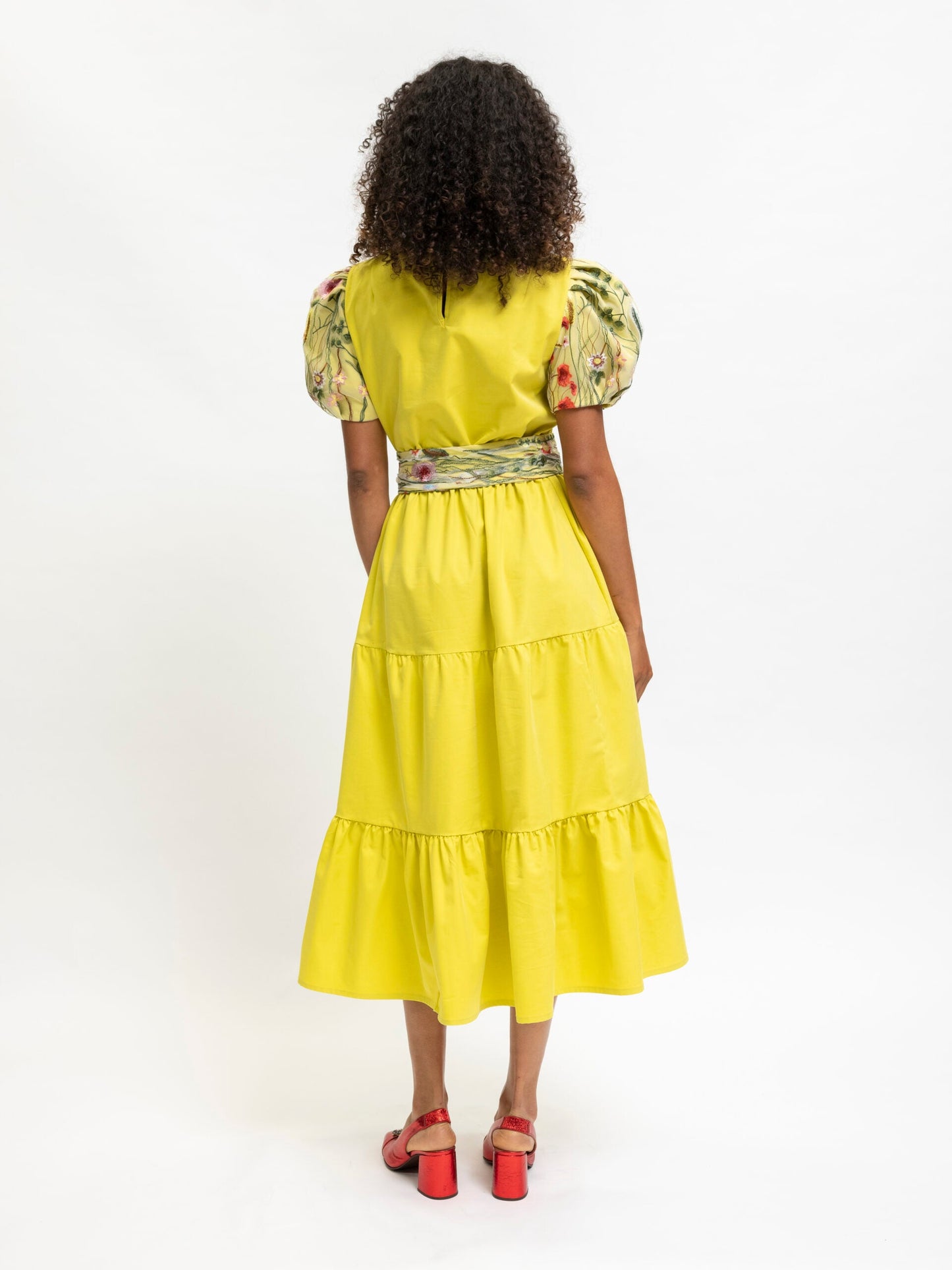 Gelbes Kleid mit Spitze