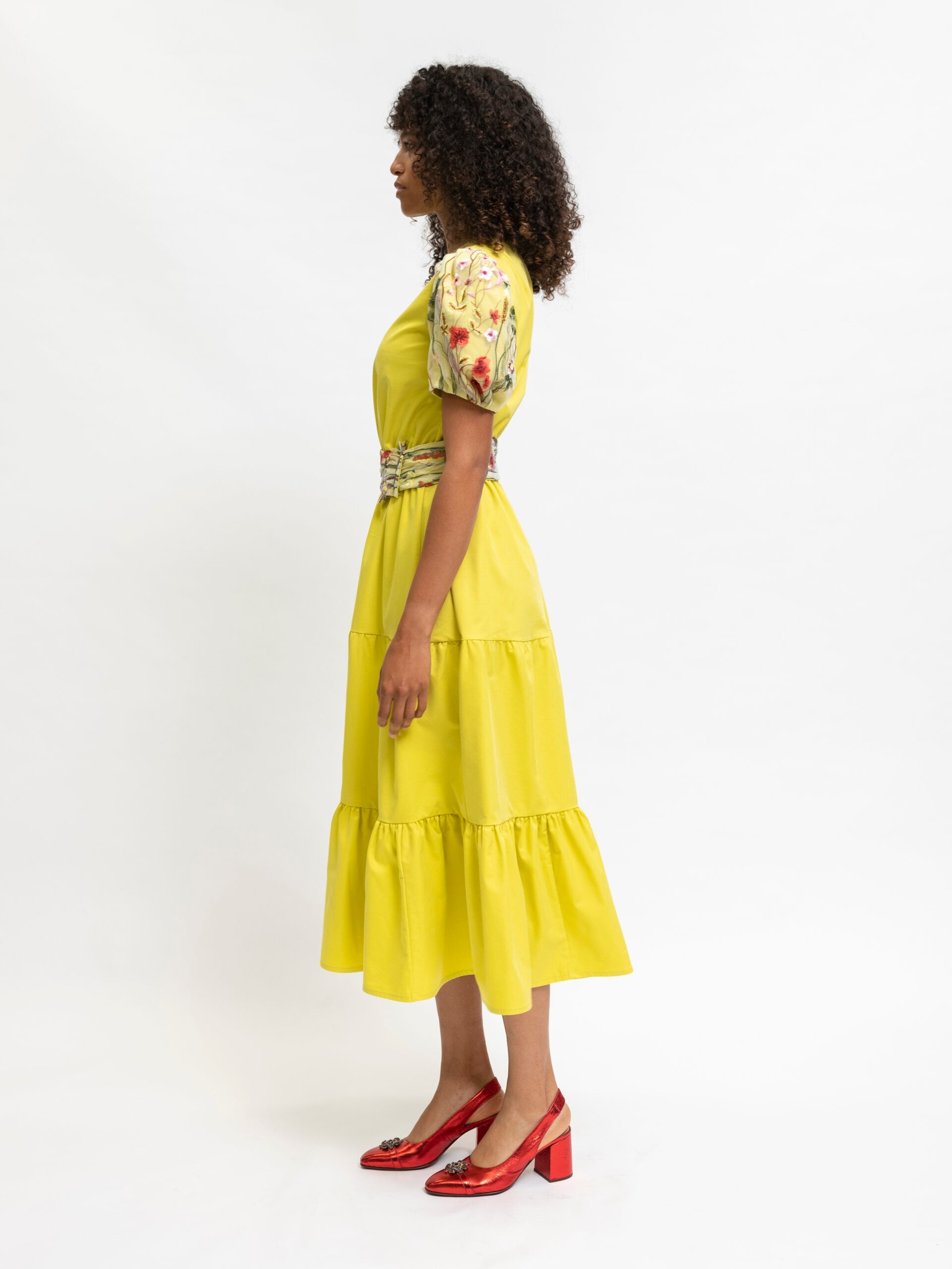 Gelbes Kleid mit Spitze