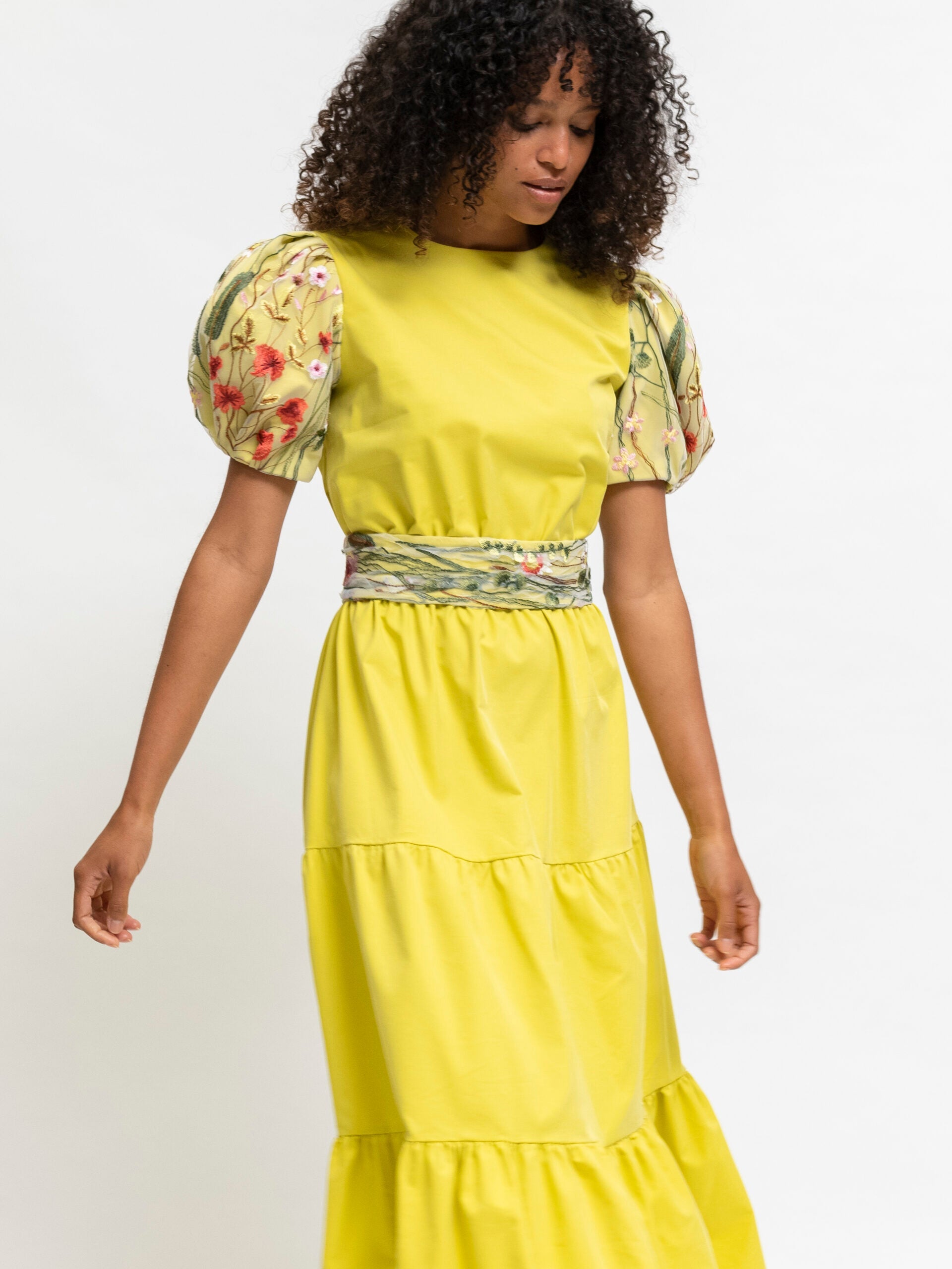Gelbes Kleid mit Spitze